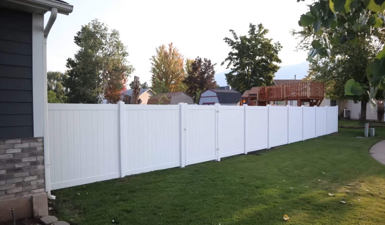 Durable vinyl and PVC fencing solutions in Santa Clarita